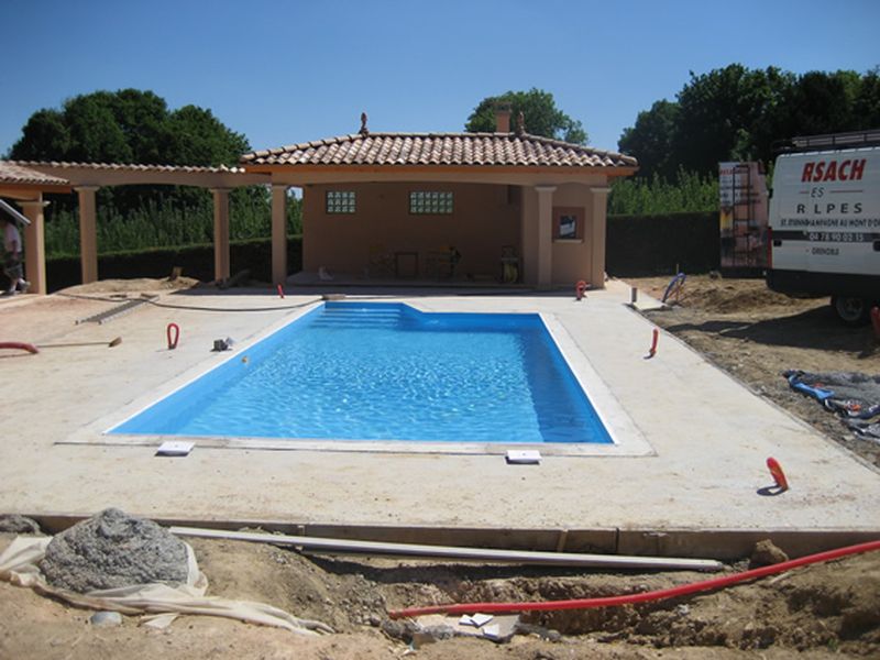 Création de piscine traditionnelle avec jacuzzi, spa, pool house