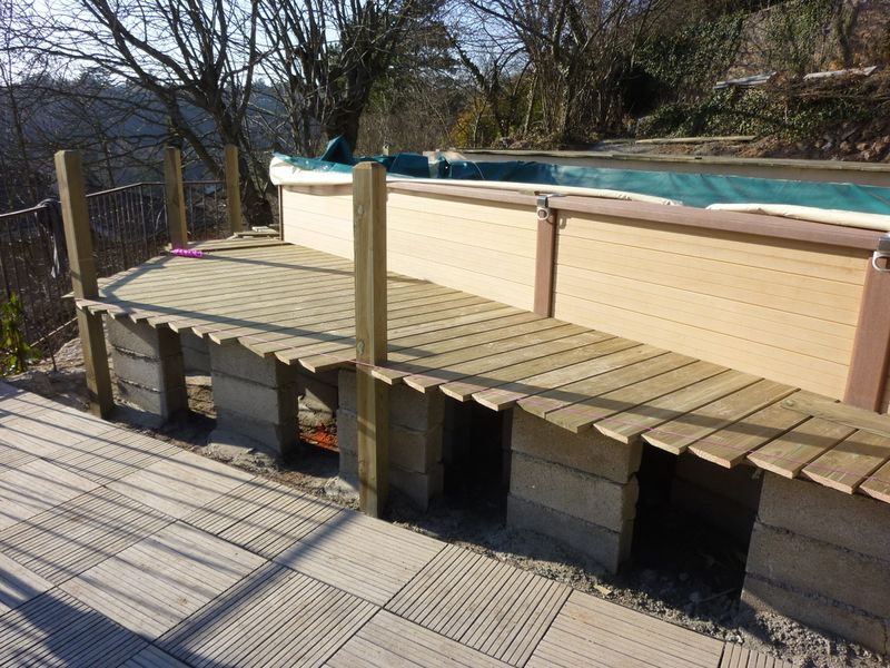 Terrasse bois sur pilotis autour d'une piscine hors sol à Saint Cyr au Mont d'or