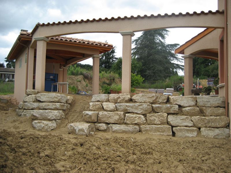 photo de terrassement pour création de mur de soutènement à Saint Cyr au Mont d'or