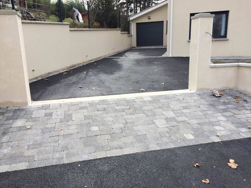aménagement d'un parking devant maison dans les mont d'or, val de saône, Lyon. Pavés et enrobé