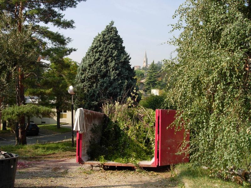 entretien de jardin évacuation de déchets verts a cailloux sur fontaines