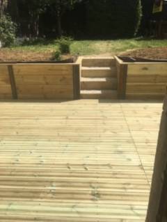 Terrasse et soutènement en pin à Fontaines saint Martin