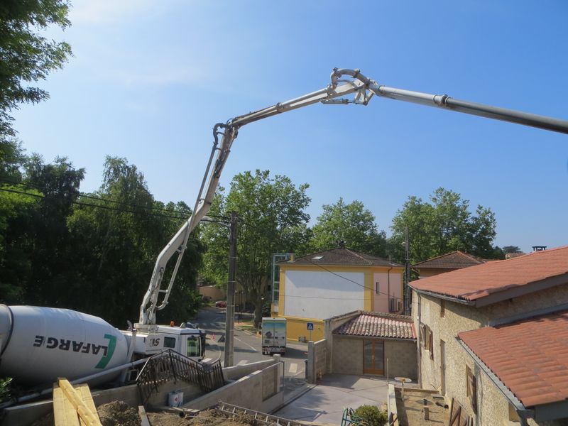 Réalisation d'une dalle béton au camion pompe à Caluire, accès difficile