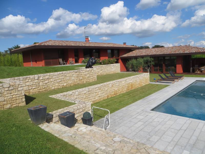 Tonte de pelouse dans les monts d'or