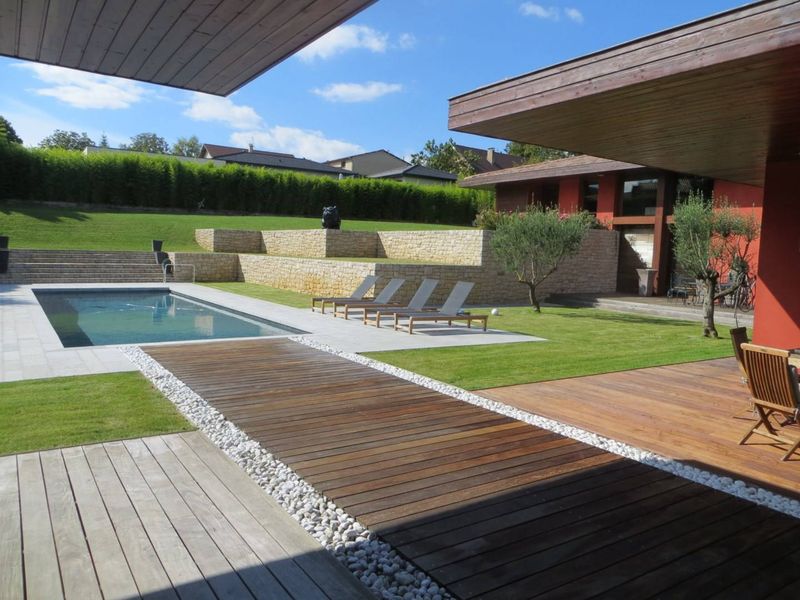 Conception de jardin en pente à Lyon, mur de soutènement, habillage en pierre
