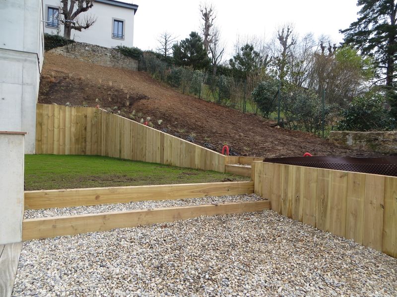 Pose d'un soutènement bois en poutre, marche d'escalier en bois à Saint Didier au Mont d'Or