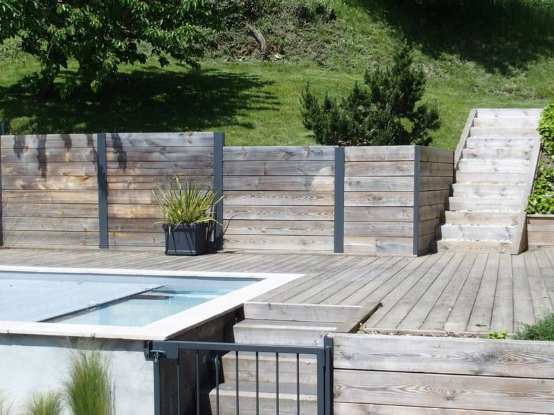 Conception de jardin et piscine sur un terrain en pente dans l'ouest lyonnais