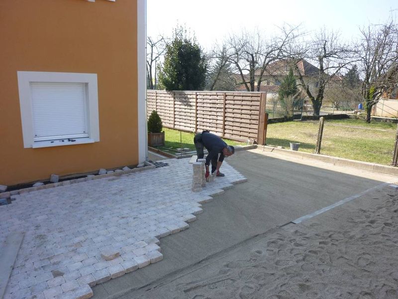 aménagement d'une cour, pose de pavés à Genay