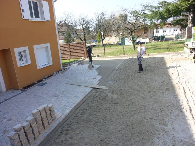aménagement d'une cour a caluire, pose de pavés